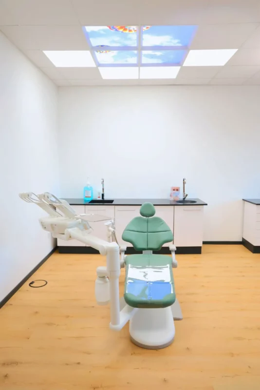 Showroom M+W Dental (Müller und Weygandt GmbH) à Büdingen, présentant des fauteuils dentaires A-dec sous un éclairage LED Dentled à spectre complet daylight.