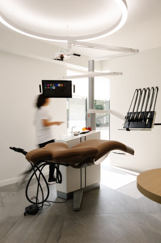 Cabinet dentaire du Pearl Dental Group, pérenne et tourné vers l’avenir, réalisé par Croonen Dental avec des units de traitement XO CARE et l’éclairage DentLED PVR150.