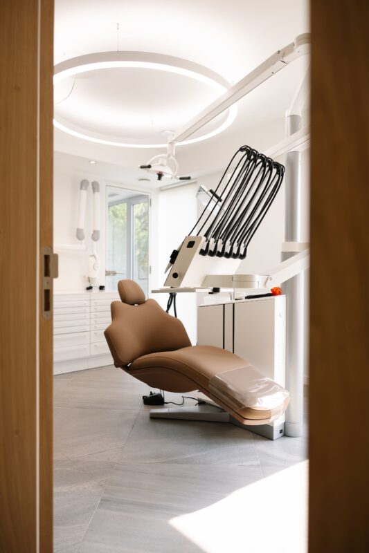 Espace de travail dentaire ergonomique au sein du deuxième cabinet du Pearl Dental Group, réalisé par Croonen Dental, avec des units XO CARE et l’éclairage lumière du jour DentLED PVR150.
