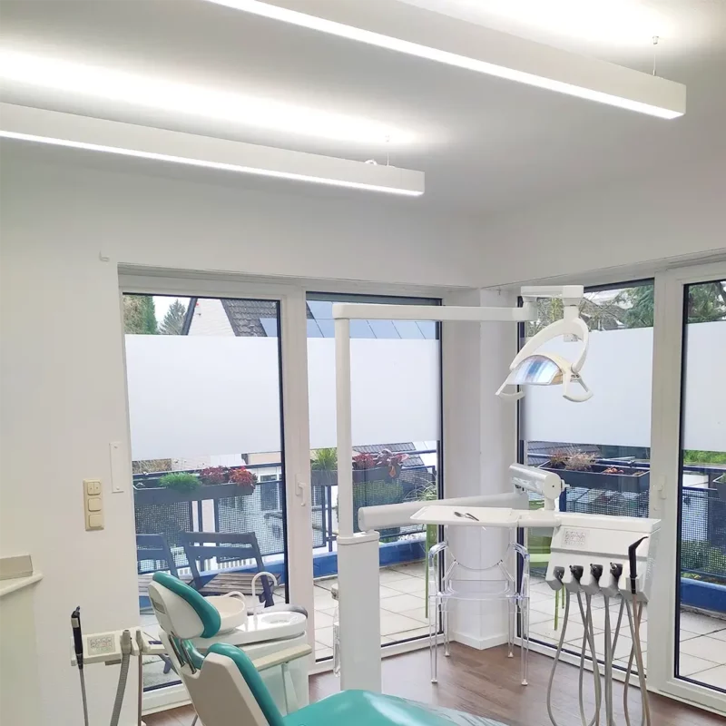 Éclairage dentaire PHL18 5000K à spectre complet à la Zahnarztpraxis Rathke, Brühl.