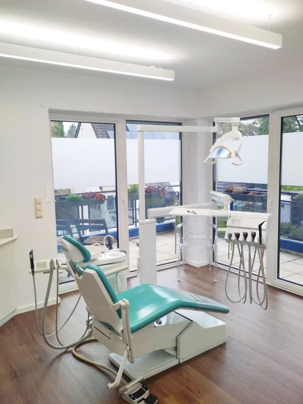 Éclairage bidirectionnel PHL18 5000K améliorant l’ergonomie à la Zahnarztpraxis Rathke, Brühl.