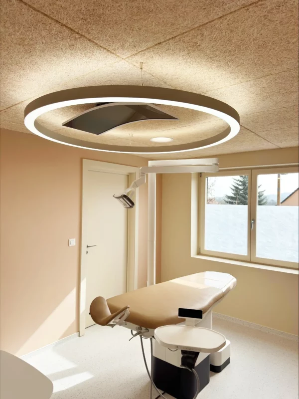 Salle de traitement dentaire à la clinique dentaire Dr. Dominguez éclairée par un luminaire annulaire LED Dentled PVR150 5000K à spectre complet pour un travail dentaire précis.