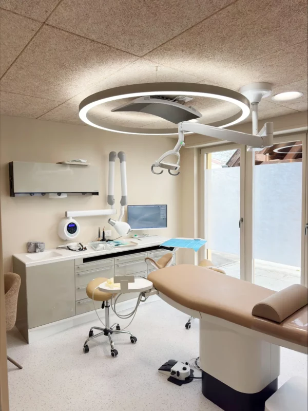Salle de traitement de la clinique dentaire Dr. Dominguez équipée d’un luminaire annulaire LED Dentled PVR150 à spectre complet pour un rendu des couleurs précis.