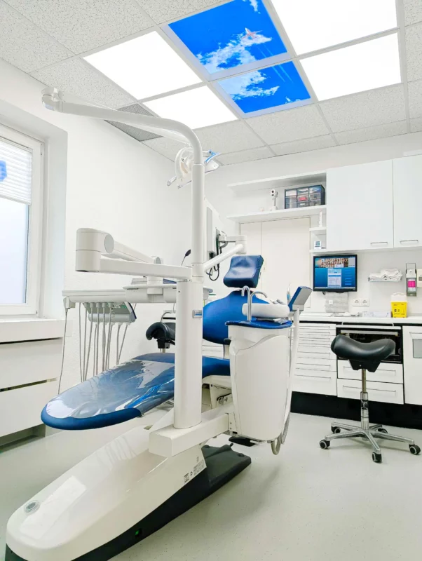 Environnement dentaire relaxant au cabinet Zahnarztpraxis Dr. Grünewald, mettant en valeur des images apaisantes au plafond et un éclairage LED DL62 à spectre complet.