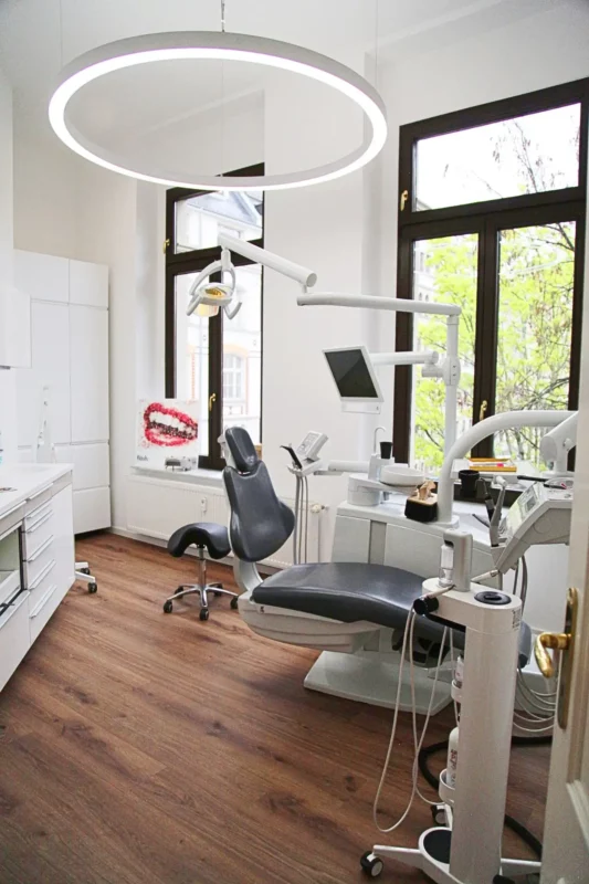 Salle de soins dentaires moderne à Leipzig avec éclairage à spectre complet Dentled PVR150 dans la clinique du Dr Krafft