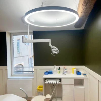 Éclairage annulaire à spectre complet DentLED PVR150 installé dans une salle de soins orthodontiques à Mâcon, France