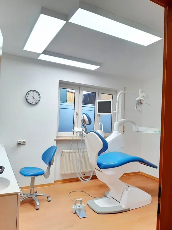 Clinique dentaire modernisée avec l’éclairage Dentled DL120 pour une illumination uniforme et une précision de traitement améliorée