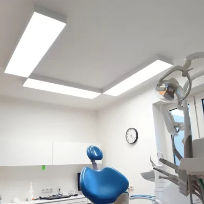 Panneaux LED Dentled DL120 installés dans trois salles de traitement, offrant un éclairage dentaire à spectre complet et sans ombres