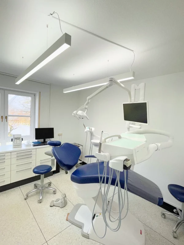 Clinique dentaire utilisant le système d’éclairage Dentled PHL18 pour un éclairage sans ombres et des performances fiables