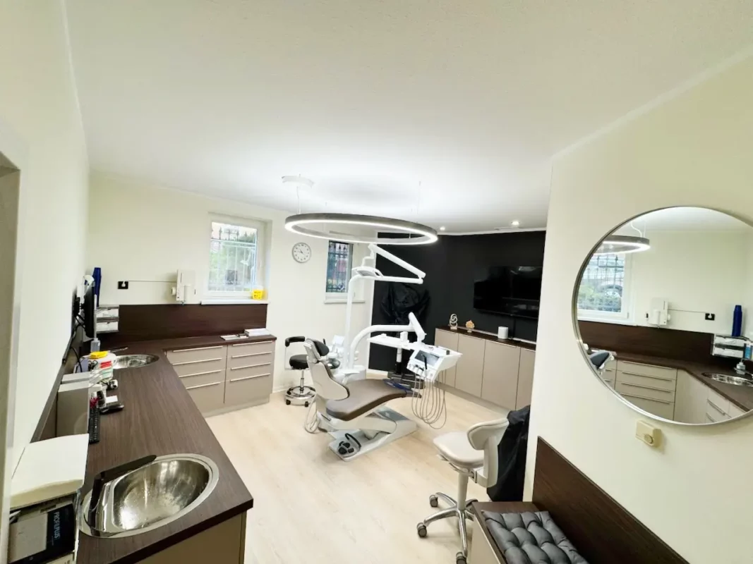 Salle de soins dentaires rénovée avec le système d’éclairage Dentled PVR150 et réduction uniforme des ombres