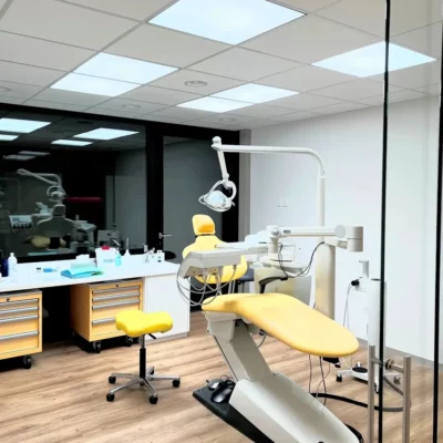 Clinique d’orthodontie moderne à Zurich avec un éclairage LED à lumière du jour à spectre complet améliorant la précision clinique et le confort des patients.