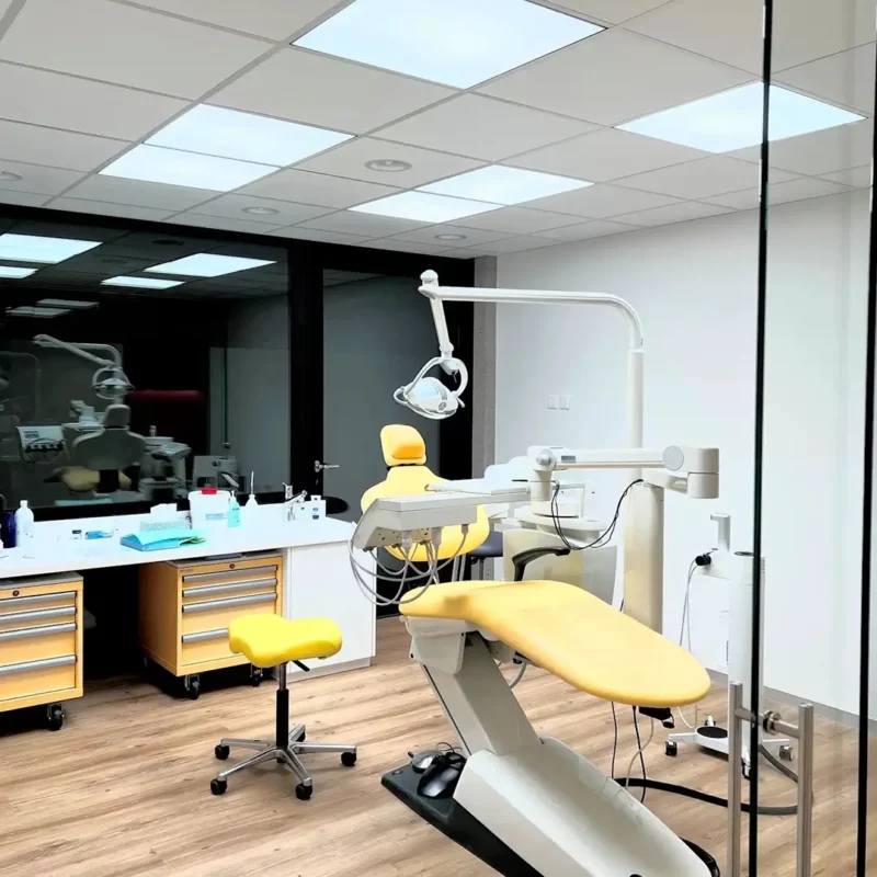 Clinique d’orthodontie moderne à Zurich avec un éclairage LED à lumière du jour à spectre complet améliorant la précision clinique et le confort des patients.