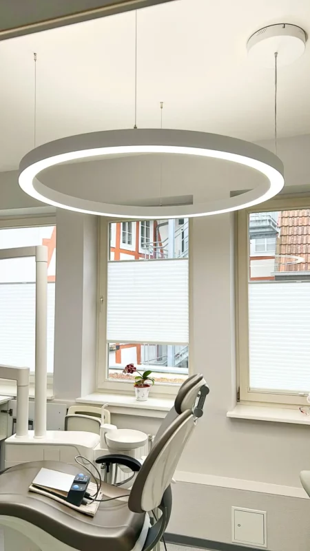 Système d’éclairage Dentled PVR120 Ring améliorant la visibilité et le confort dans la salle de soins du cabinet dentaire Herrmann & Langl.