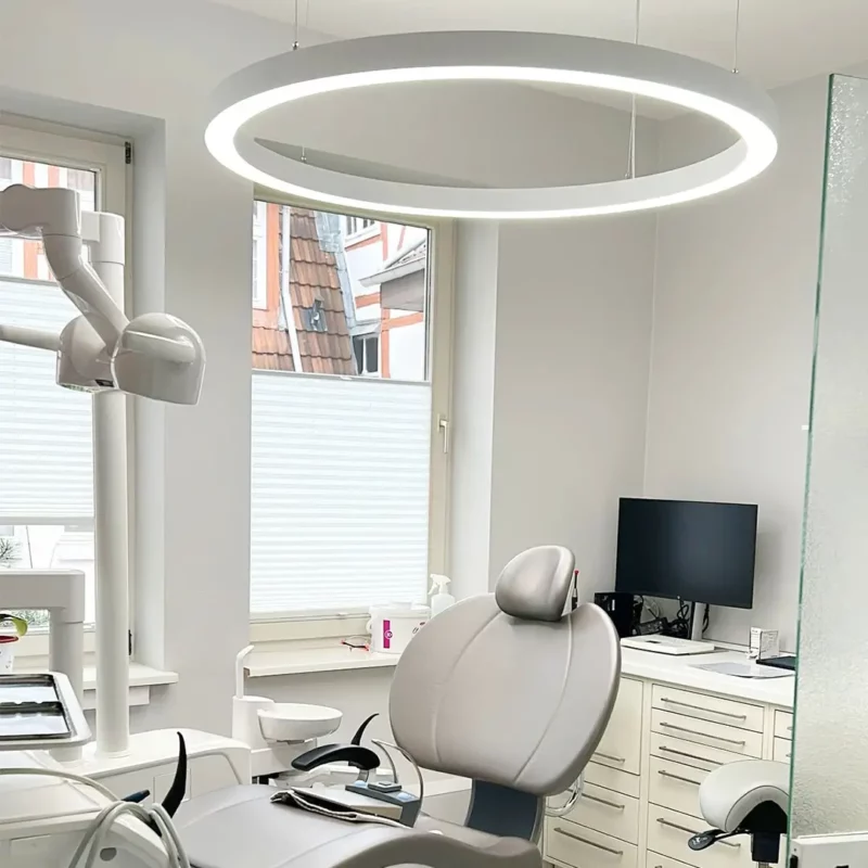 Anneau Dentled PVR120 installé dans la salle de soins du cabinet dentaire Herrmann & Langl, offrant un éclairage dentaire professionnel à spectre complet.