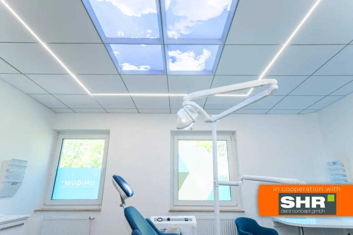 Panneaux de plafond LED intégrés Dentled dans une salle de traitement d’une clinique d’implantologie contemporaine en NRW.