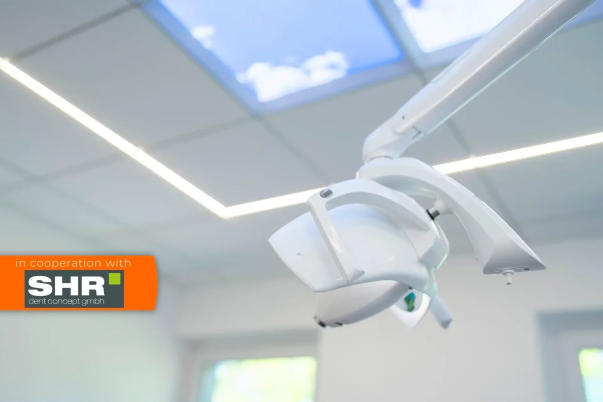 Intérieur d’une clinique de chirurgie orale contemporaine avec visuels de plafond LED photo Dentled.