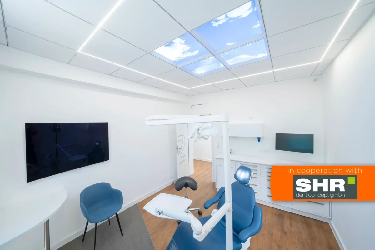 Atmosphère apaisante de salle de traitement créée avec des panneaux de plafond photo Dentled chez MKG-Chirurgie NRW.