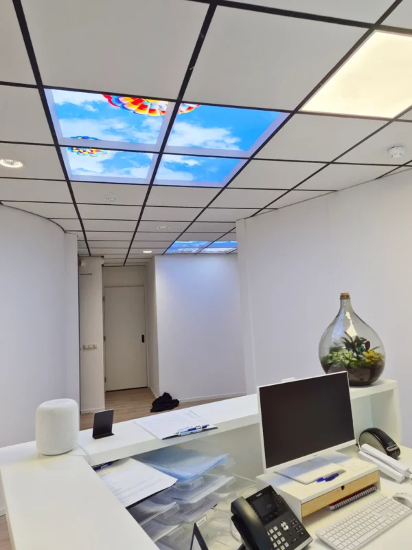 Intérieur moderne du cabinet dentaire OraMax Clinics Breda avec des panneaux photo de plafond Dentled.