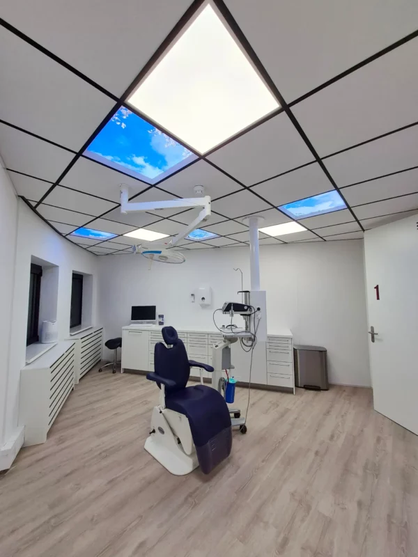Solution de plafond photo intégrée Dentled dans le cabinet dentaire OraMax Clinics Breda.
