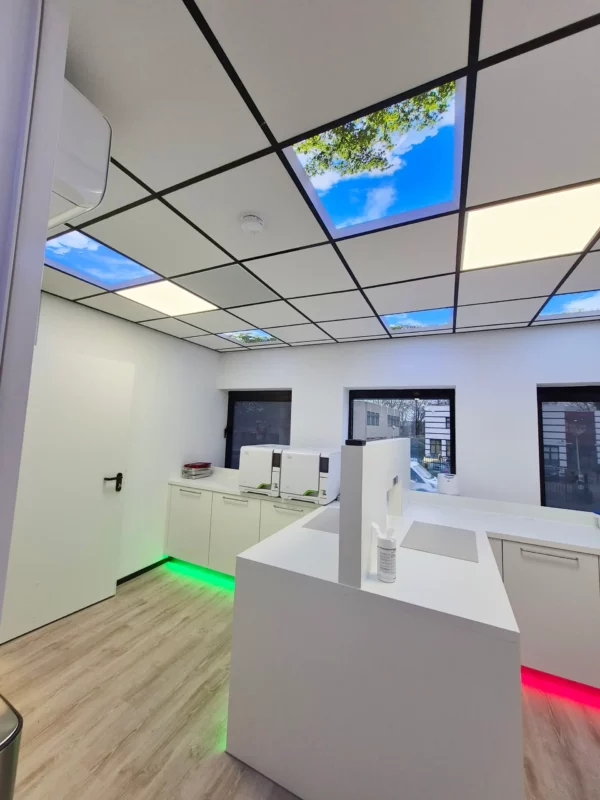 Panneaux de plafond Dentled installés dans les salles de soins d’OraMax Clinics Breda pour une atmosphère apaisante.
