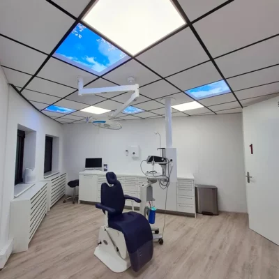 Panneaux photo de plafond Dentled améliorant l’intérieur moderne du cabinet dentaire OraMax Clinics Breda.