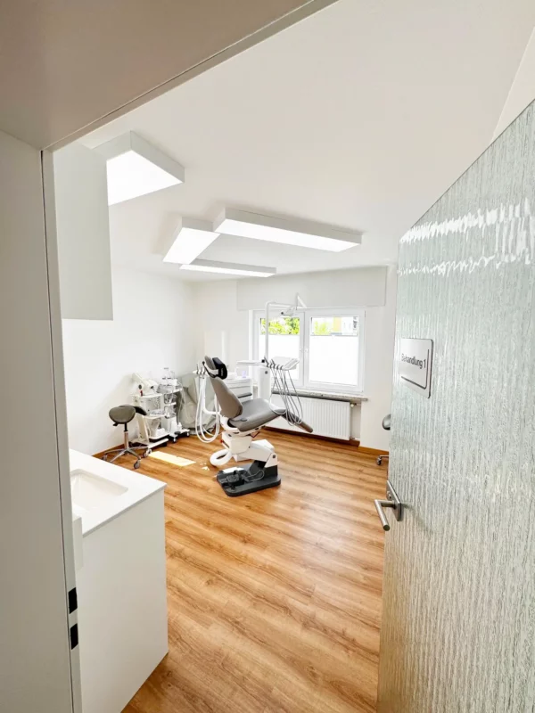 Salle de soins dentaire moderne éclairée par des panneaux LED Dentled DL120 à spectre complet de lumière du jour lors de la rénovation du cabinet à Eschenburg.