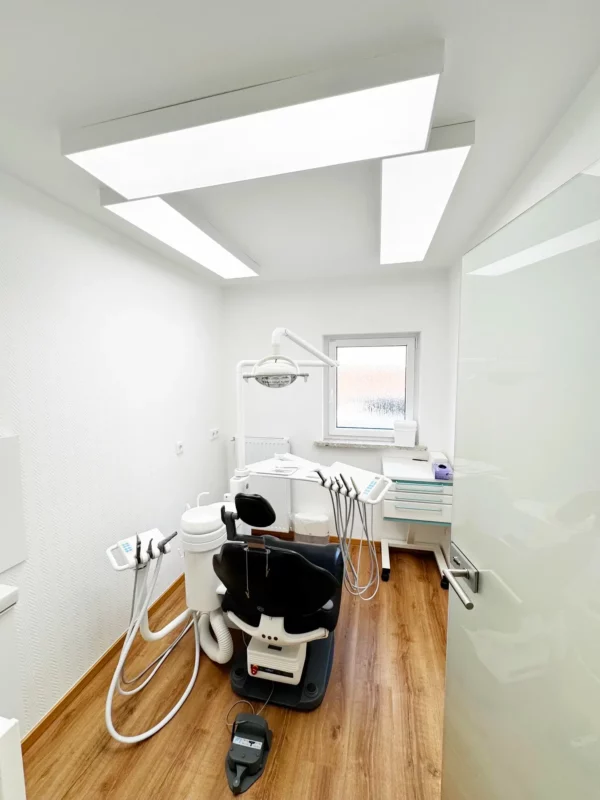 Salle de soins rénovée au cabinet dentaire du Dr Daniel Nolte, équipée d’un éclairage LED de lumière du jour Dentled pour une meilleure visibilité clinique et un confort accru des patients.
