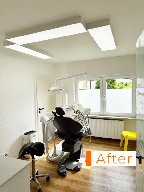 Panneaux LED de lumière du jour Dentled créant un éclairage lumineux, uniforme et réduit en éblouissement dans une salle de soins dentaire contemporaine.