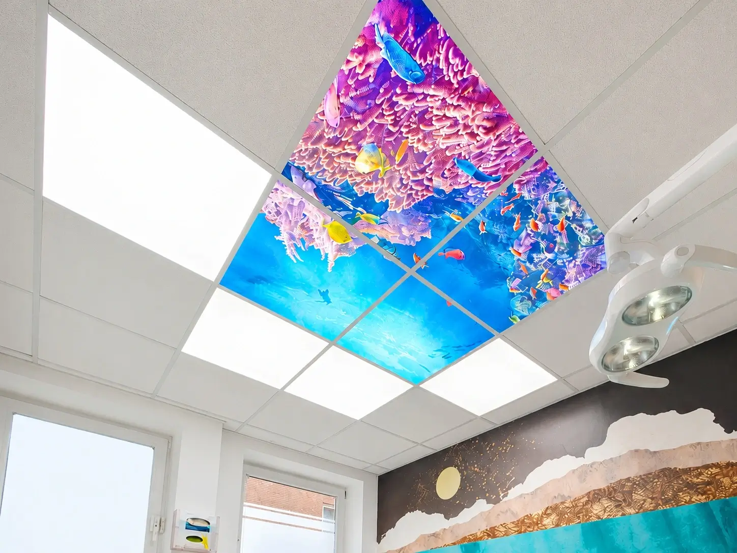 Clinique dentaire moderne à Sarstedt équipée de panneaux LED à lumière du jour Dentled DL62 et de panneaux photo LED imprimés sur mesure avec des motifs sous-marins.