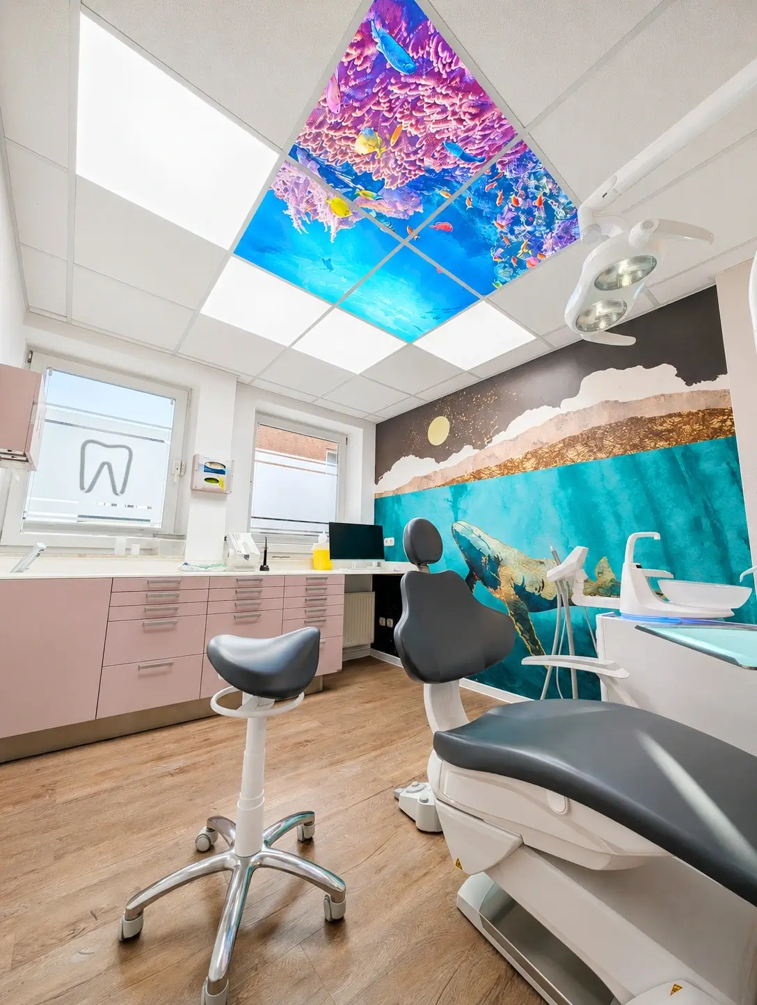 Éclairage LED à spectre complet Dentled offrant une illumination lumineuse et naturelle dans une salle de soins dentaires au cabinet du Dr Nicola Deppe.