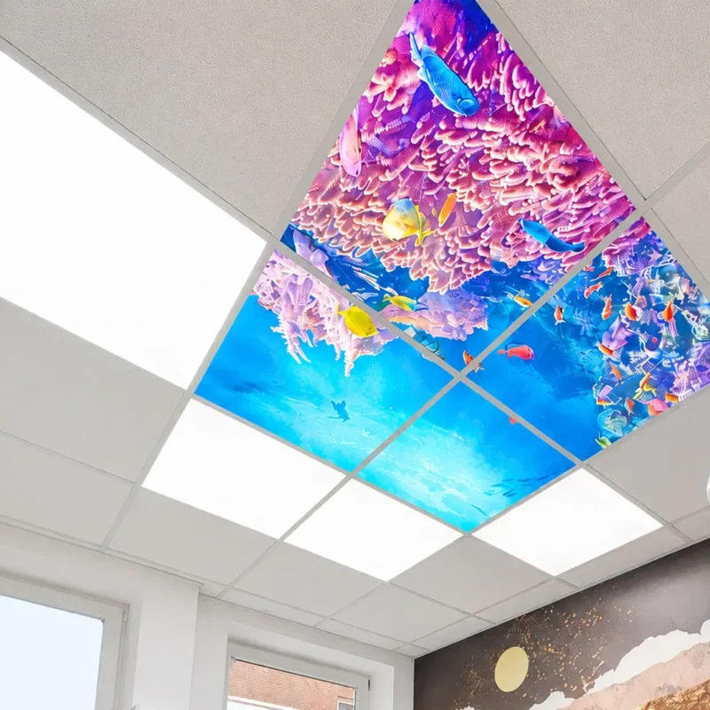 Salle de soins dentaires au cabinet du Dr Nicola Deppe, éclairée par des panneaux LED à lumière du jour à spectre complet Dentled DL62 et des panneaux photo de plafond personnalisés avec des motifs sous-marins.