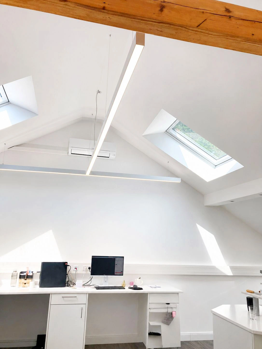 Laboratoire dentaire moderne éclairé par une LED à spectre complet de 5000K pour la fabrication dentaire de précision et l’implantologie.