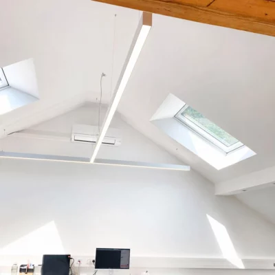 Luminaire DentLed en forme de T sur mesure à spectre complet de lumière du jour, installé dans le laboratoire dentaire du Zahnzentrum Viersen, en Allemagne.