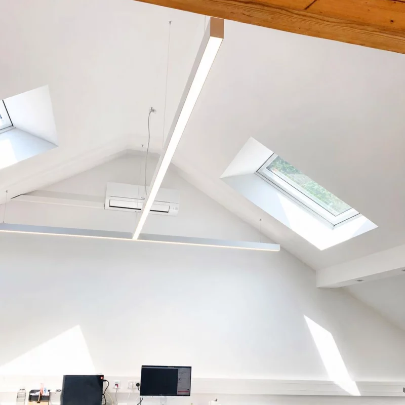 Luminaire DentLed en forme de T sur mesure à spectre complet de lumière du jour, installé dans le laboratoire dentaire du Zahnzentrum Viersen, en Allemagne.