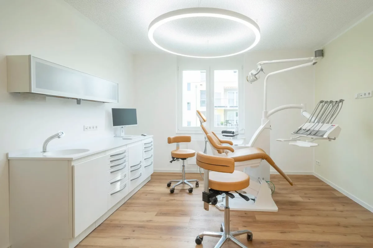 Éclairage à lumière du jour 5000K avec Dentled PVR150 dans un cabinet dentaire à Emmerich