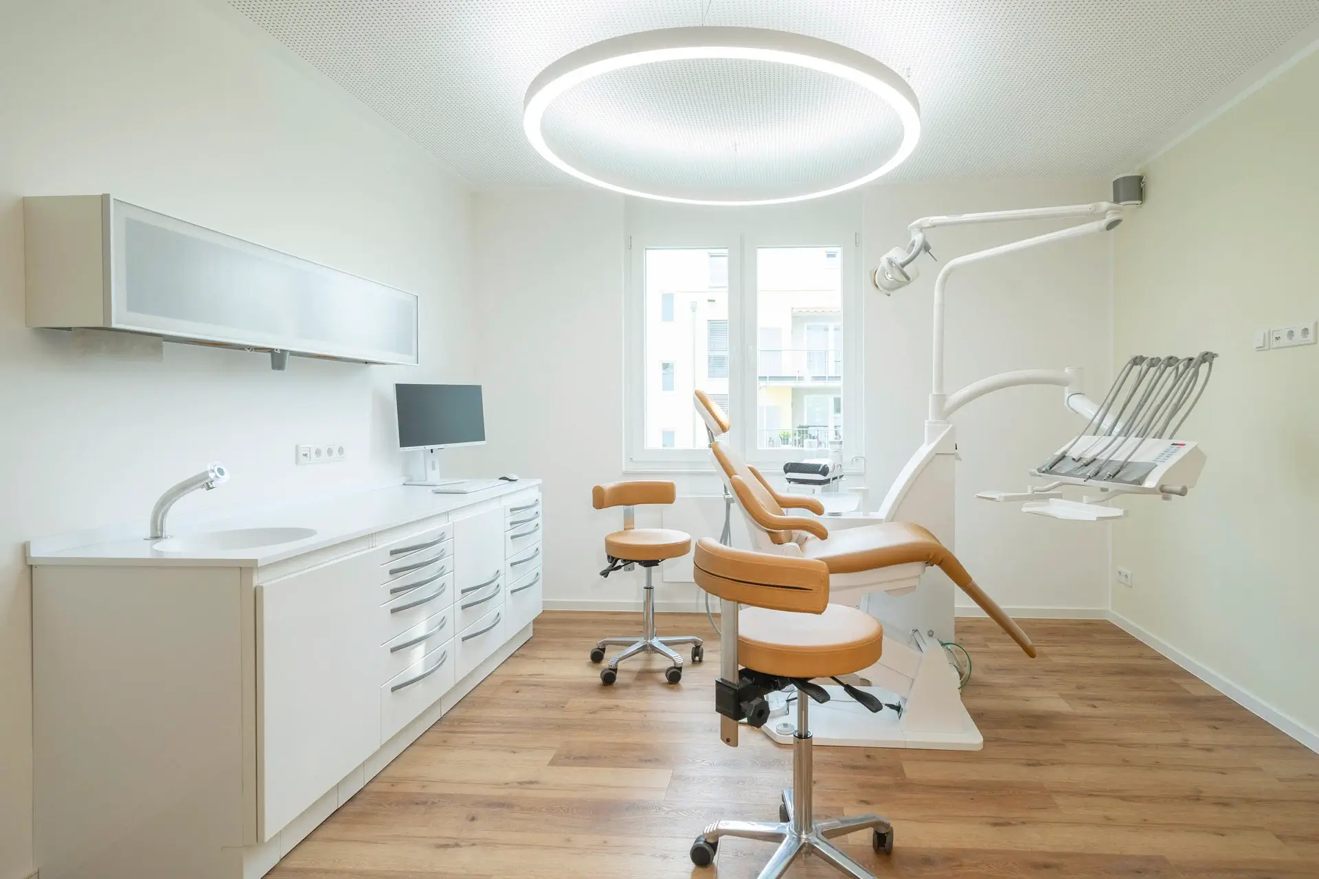 Éclairage à lumière du jour 5000K avec Dentled PVR150 dans un cabinet dentaire à Emmerich