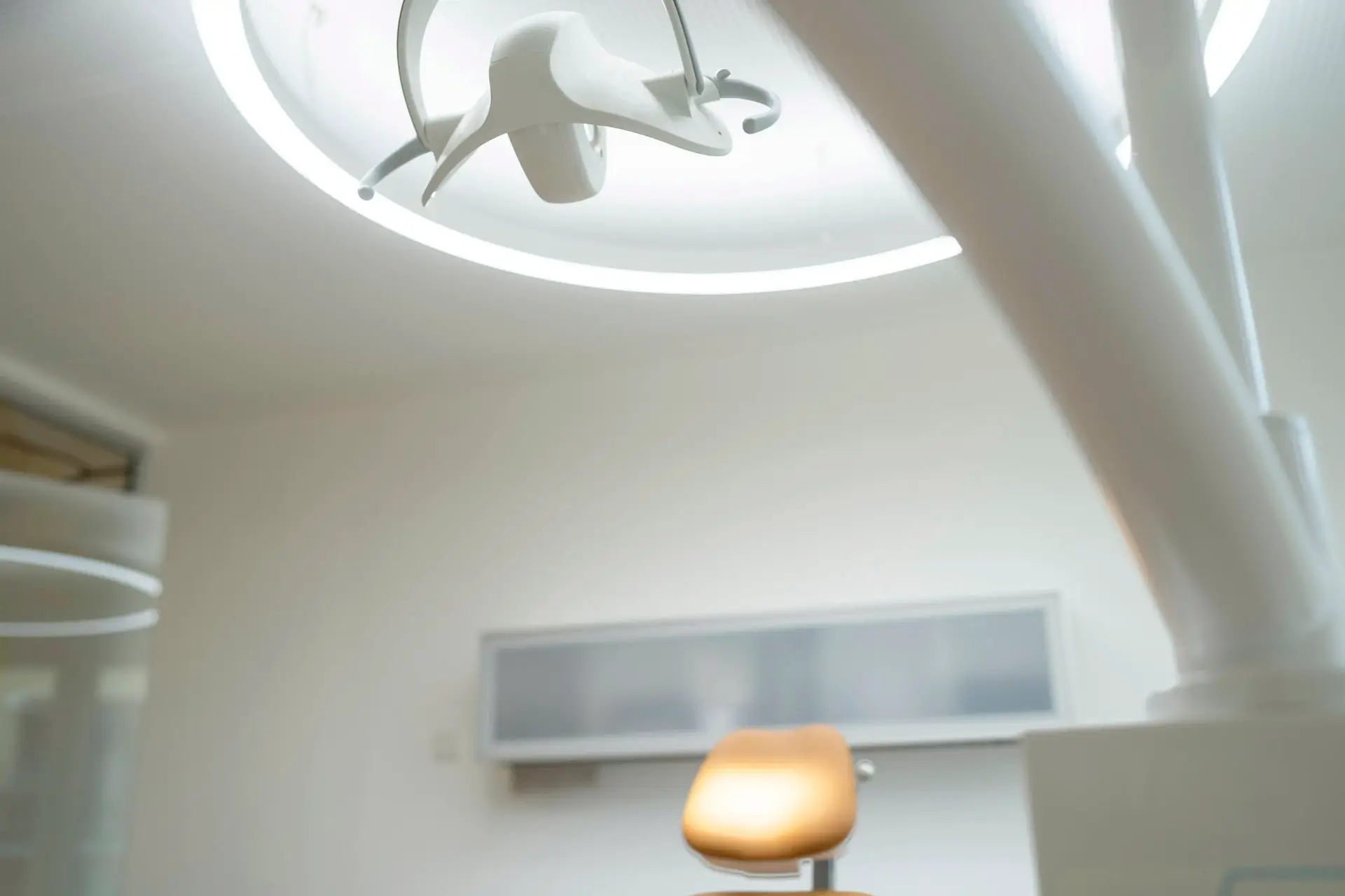 Salle de soins dentaires éclairée par des luminaires Dentled PVR150