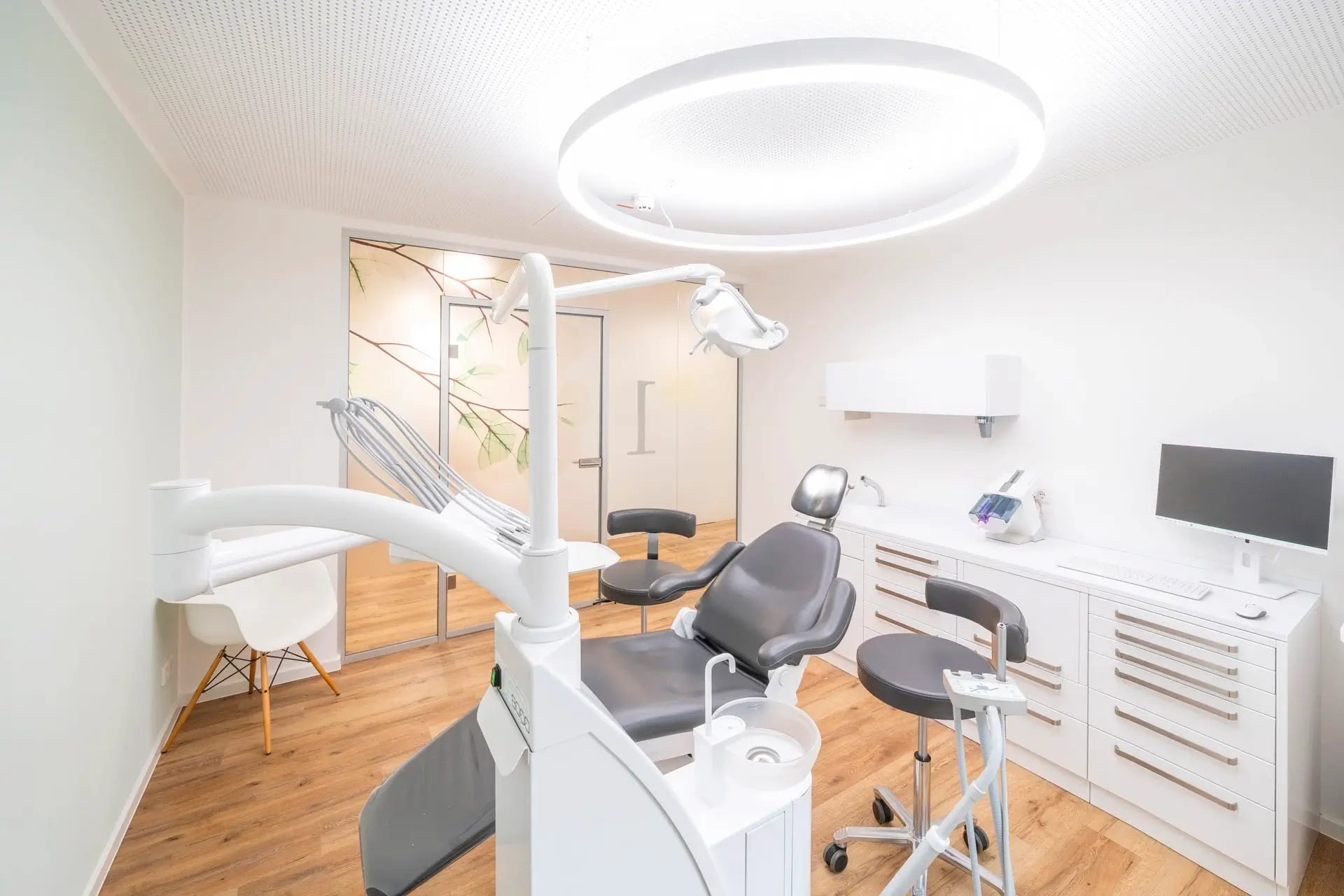 Cabinet dentaire moderne équipé de l’éclairage à lumière du jour Dentled PVR150