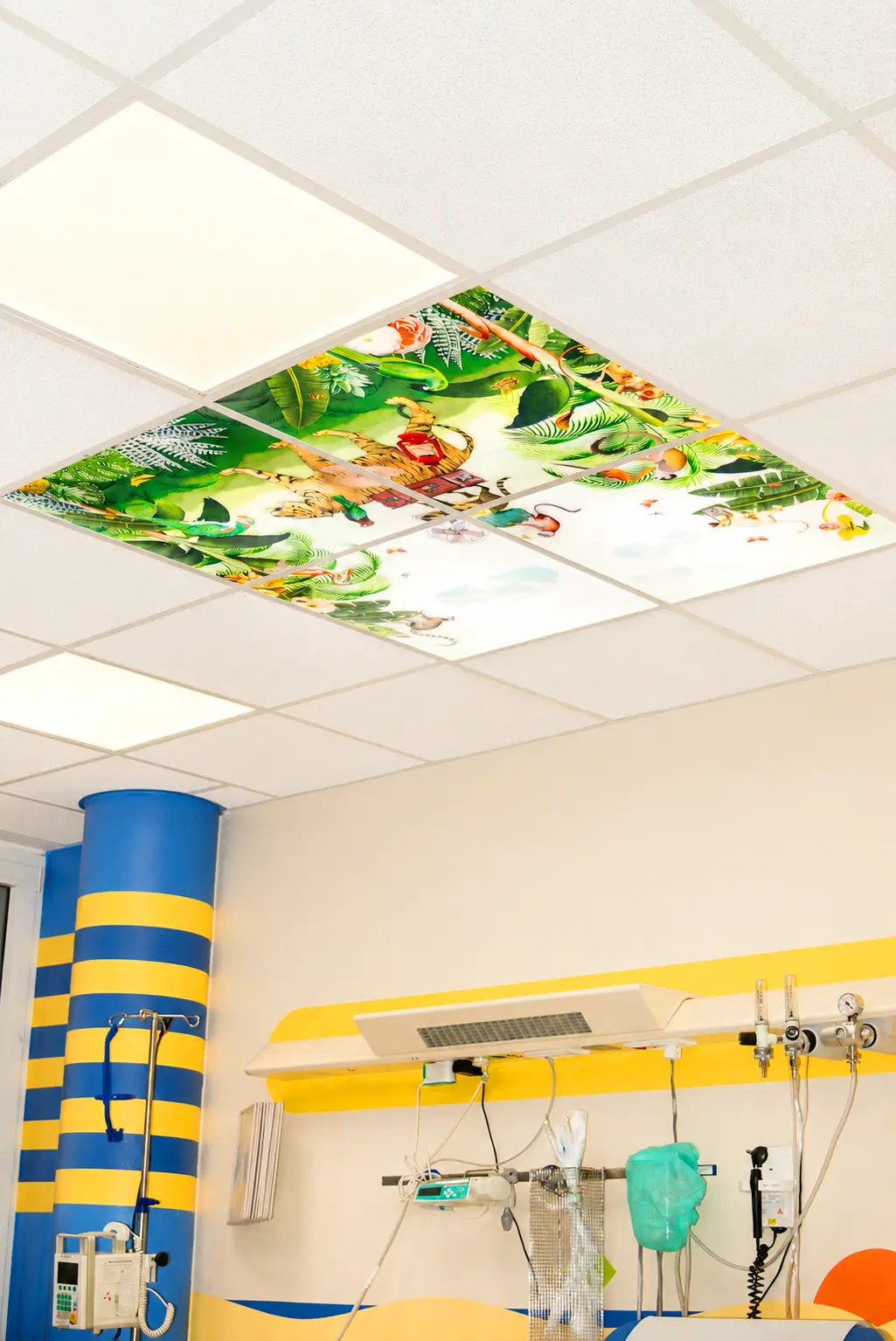 Panneaux photo LED de plafond inspirés de la nature, créant une atmosphère accueillante dans un hôpital pédiatrique.