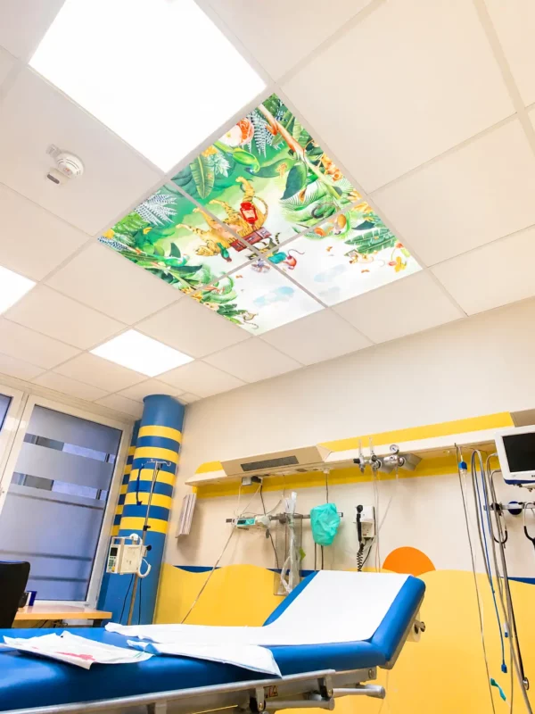Panneaux photo LED Dentled représentant des images de la nature, intégrés au plafond d'un établissement de soins pédiatriques.