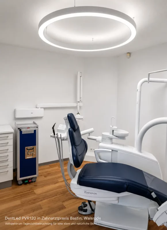Salle de soins dentaires équipée de la lampe annulaire DentLed PVR120 à spectre de lumière du jour pour des performances cliniques optimisées.