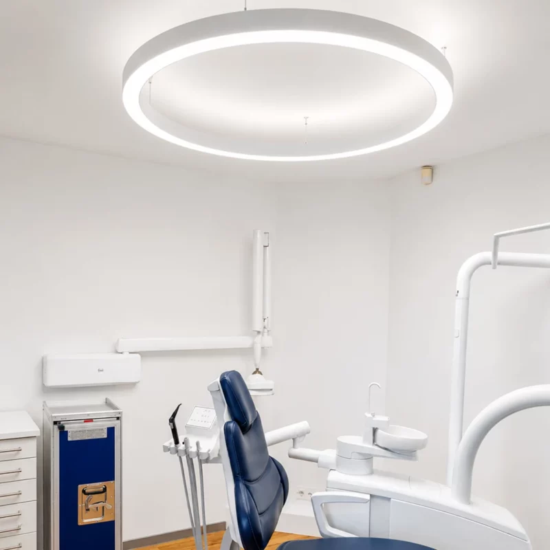 L’éclairage à spectre complet DentLed PVR120 améliore la visibilité et l’ergonomie dans un cabinet dentaire moderne à Walsrode.