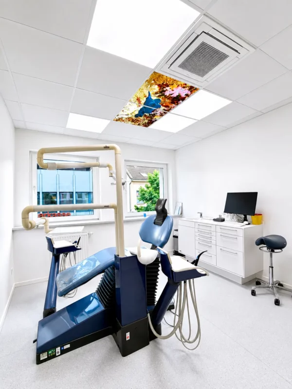 Plafond de distraction dentaire avec panneaux photo LED illuminés chez Zahnflow