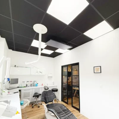 Cinq panneaux LED à spectre complet de lumière du jour installés dans une salle de soins dentaires au Havre, en France