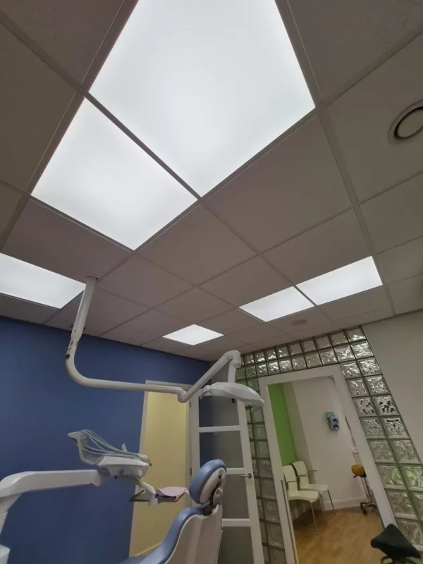 Salle de soins dentaires chez De Merelhof équipée de panneaux LED DL60 à spectre complet de DentLED