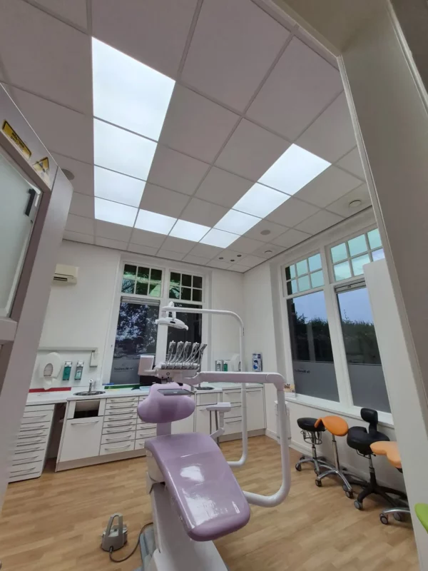 Panneaux DL60 de DentLED offrant un éclairage à lumière du jour lumineux et uniforme dans une salle de soins dentaires