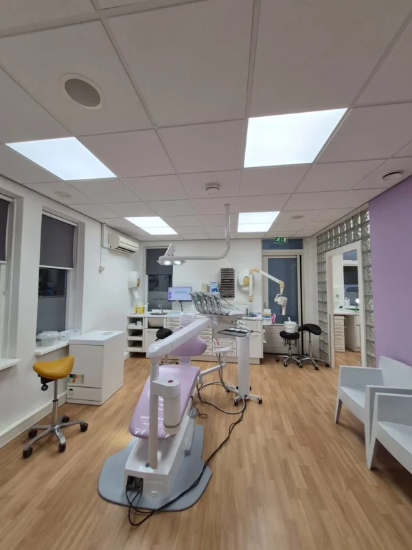 Panneaux LED de plafond à spectre complet offrant un éclairage à lumière du jour au cabinet dentaire De Merelhof