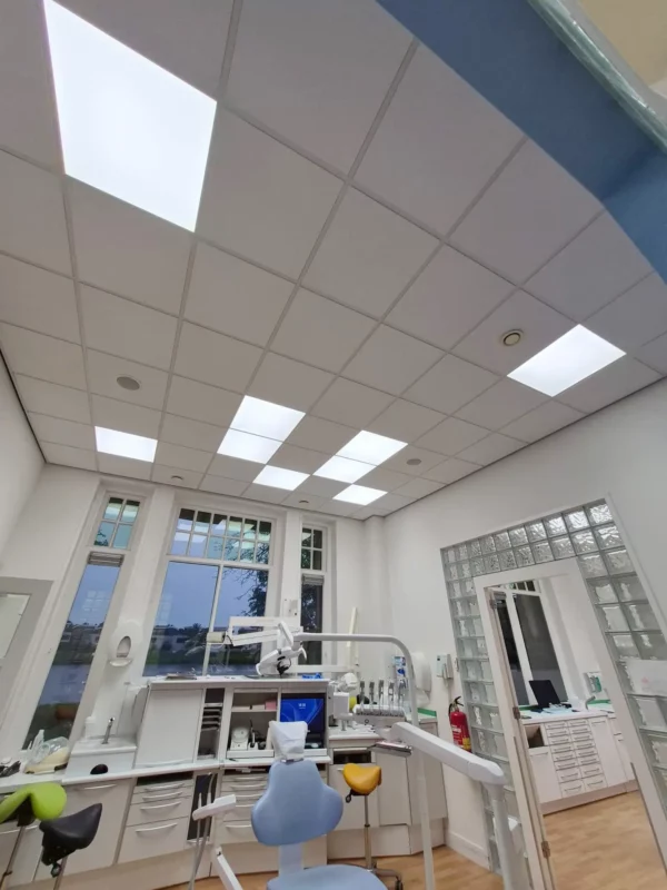 Panneaux LED de plafond DL60 de DentLED installés au-dessus d’une salle de soins dentaires chez De Merelhof