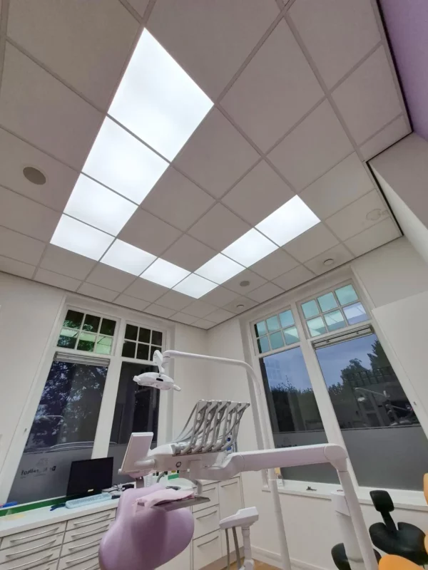 Salle de soins dentaires à Hardenberg avec un éclairage LED à lumière du jour à spectre complet DL60 de DentLED