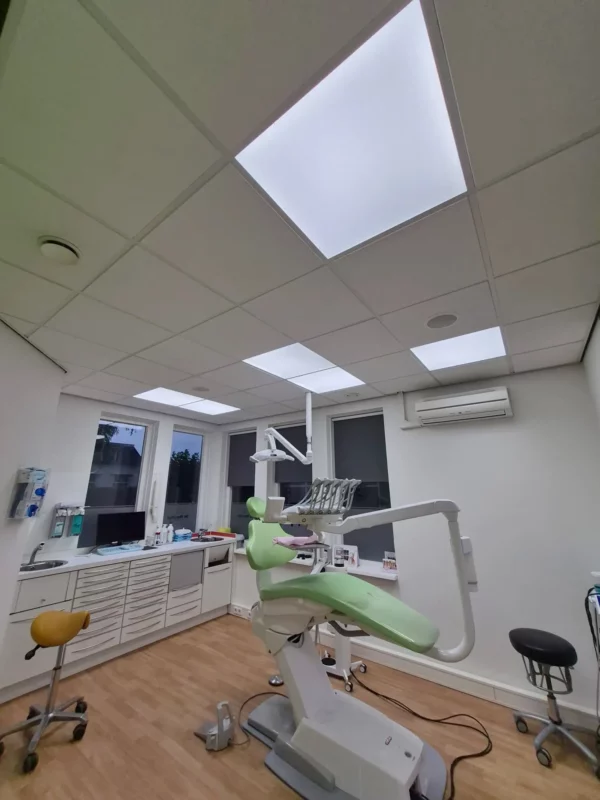 Panneaux LED lumière du jour DL60 de DentLED éclairant une salle de soins dentaires chez De Merelhof à Hardenberg